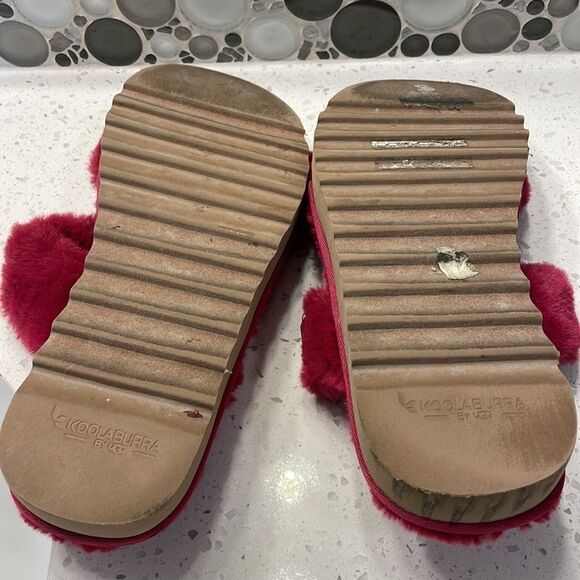 Koolaburra Ugg woman’s raspberry fuzzy sandals - Picture 11 of 14